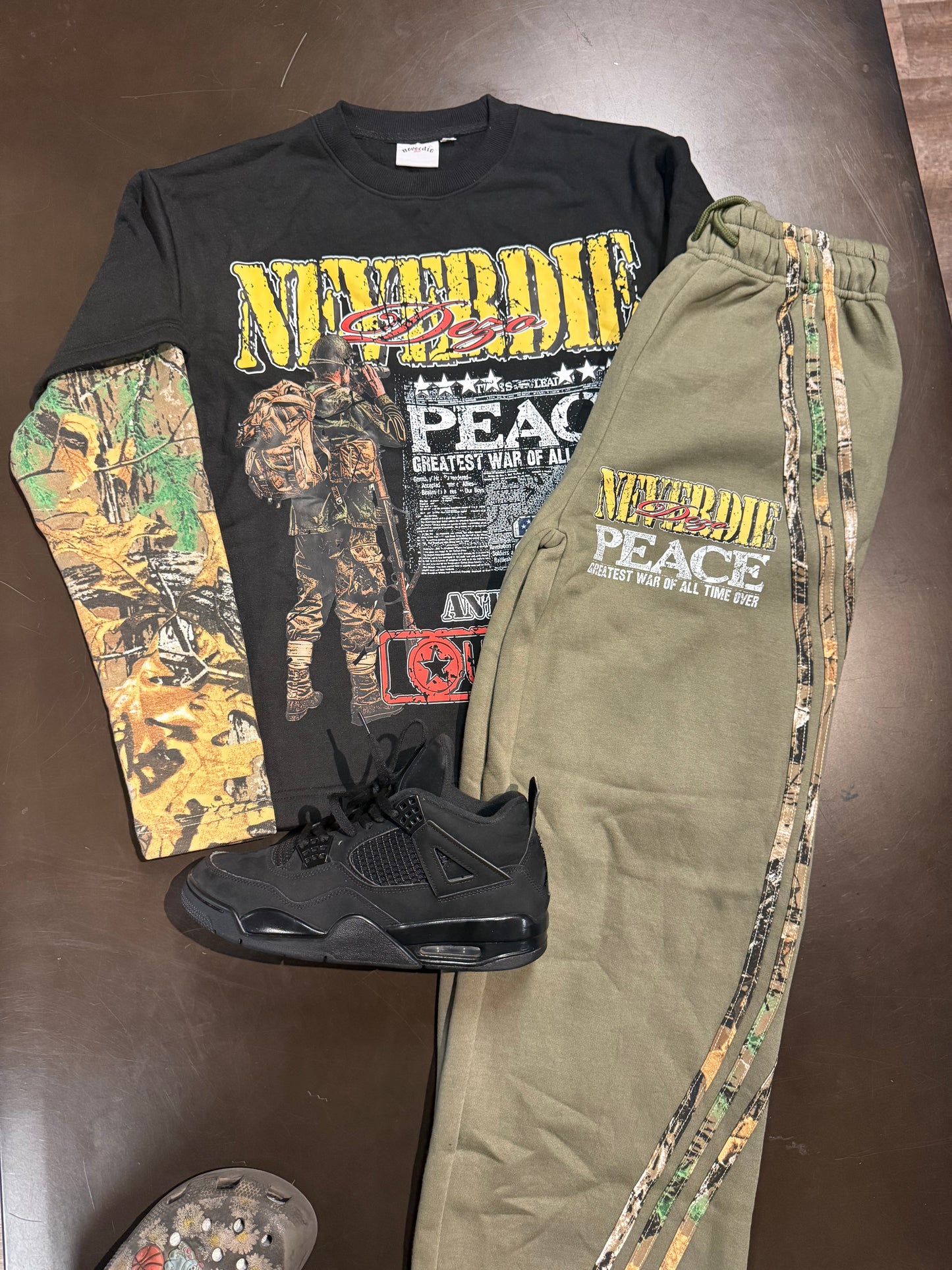 War CrewNeck (Black)